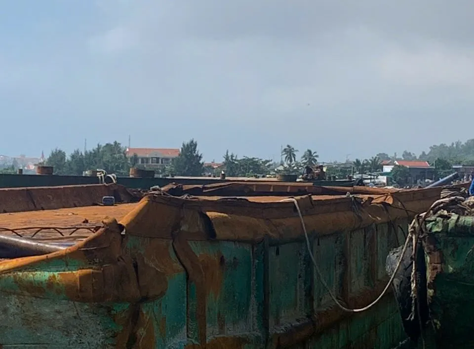 Tàu kéo sà lan được đưa vào bờ biển Lý Sơn sau 1 năm chìm dưới biển tau keo sa lan (13).jpg