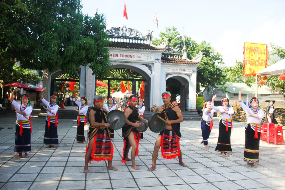 Điệu múa cà đáo của người phụ nữ Co luôn có tiếng chiêng, trống. Ảnh: NGUYỄN TRANG mua ca dao (1 of 1).jpg