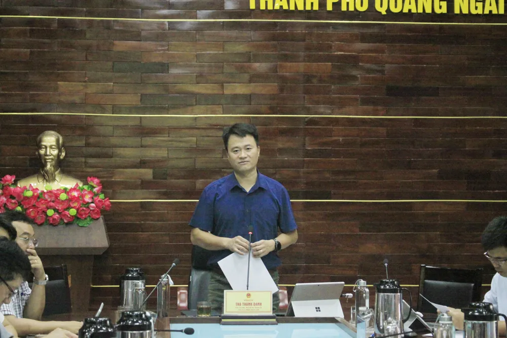 Ông Trà Thanh Danh, Chủ tịch UBND TP Quảng Ngãi, thông tin tại cuộc họp. Ảnh: NGUYỄN TRANG tra thanh danh.jpg