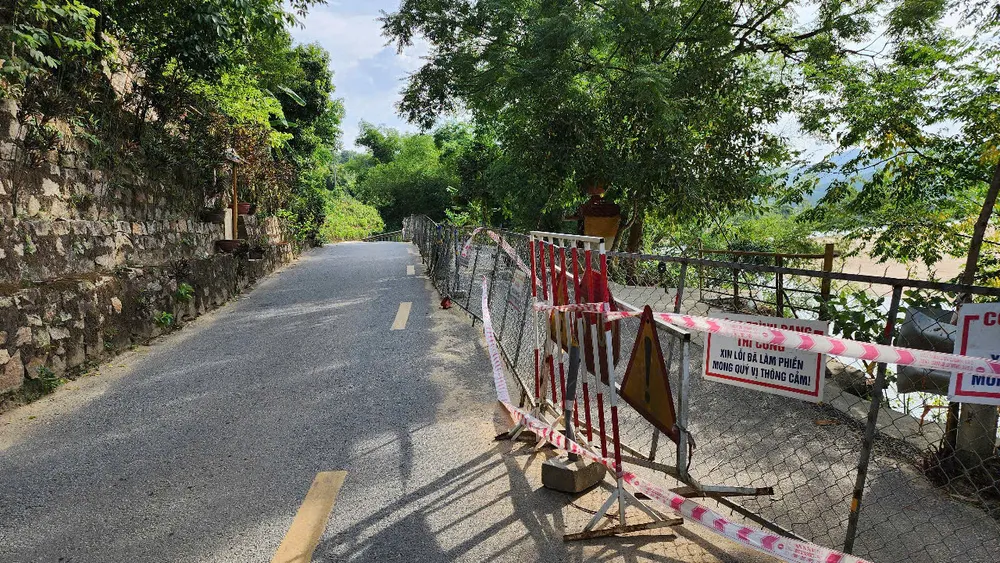 6 tháng sau mưa lũ, đường giao thông ven sông Vệ vẫn chưa được sửa chữa ảnh 7 dương tinh lo (10).jpg