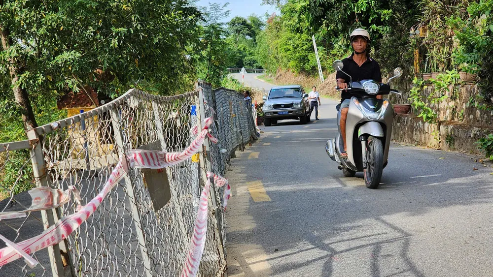 6 tháng sau mưa lũ, đường giao thông ven sông Vệ vẫn chưa được sửa chữa ảnh 10 dương tinh lo (17).jpg