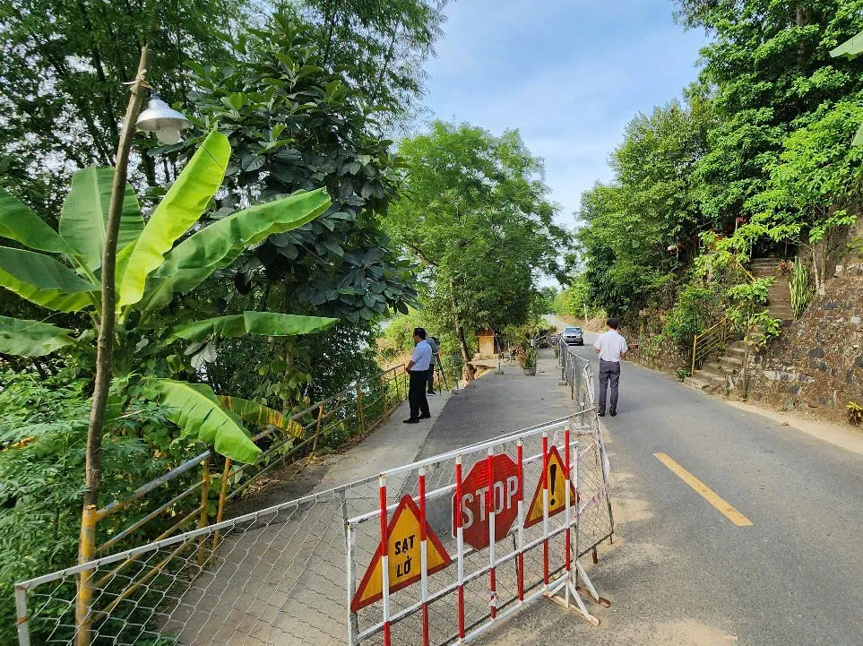 Khu vực đang cảnh báo sạt lở dương tinh lo (2).jpg