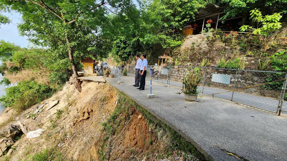 Ngành chức năng đang kiểm tra hiện trạng sạt lở dương tinh lo (4).jpg