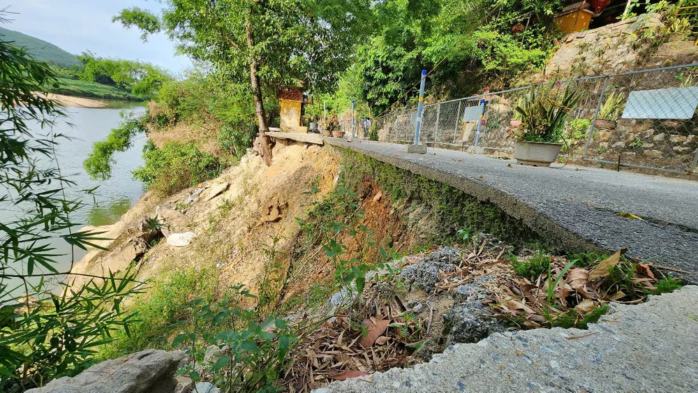 Mặt đường bị sạt xuống sông, nứt toác dương tinh lo (7).jpg