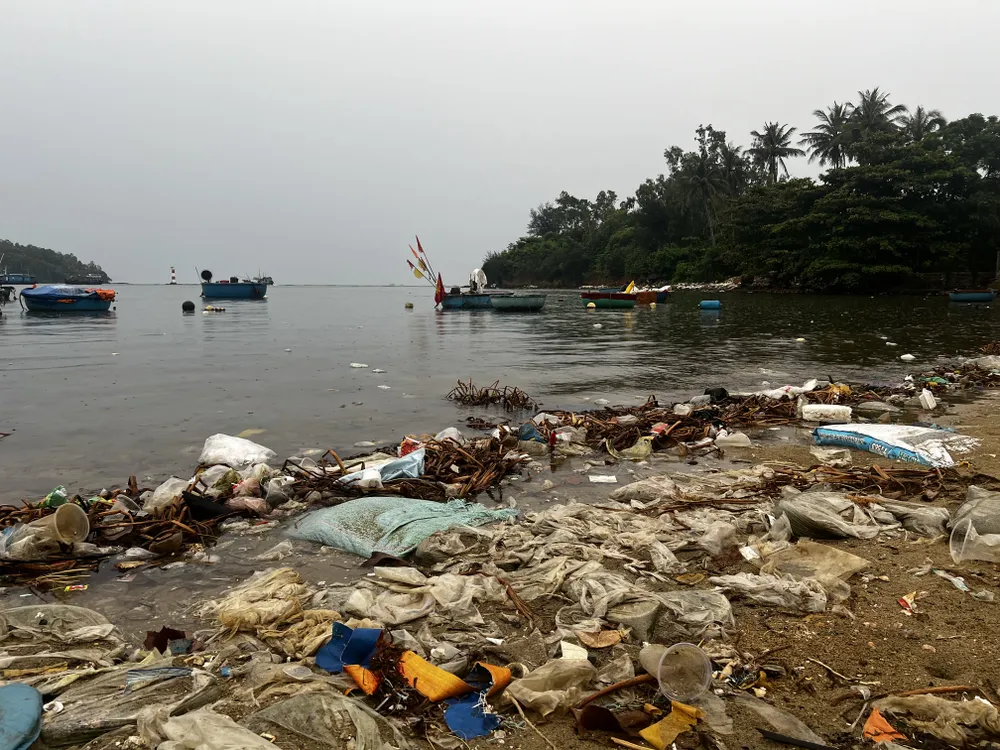 Bãi biển thôn An Vĩnh, xã Tịnh Kỳ, TP Quảng Ngãi, ngập trong rác. Ảnh: NGUYỄN TRANG IMG_0988.JPG