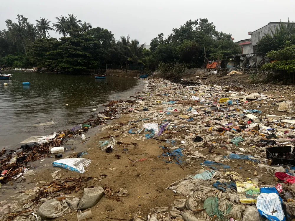 Cơn mưa do ảnh hưởng áp thấp nhiệt đới khiến cho rác thải bốc mùi hôi thối. Ảnh: NGUYỄN TRANG IMG_0992.JPG