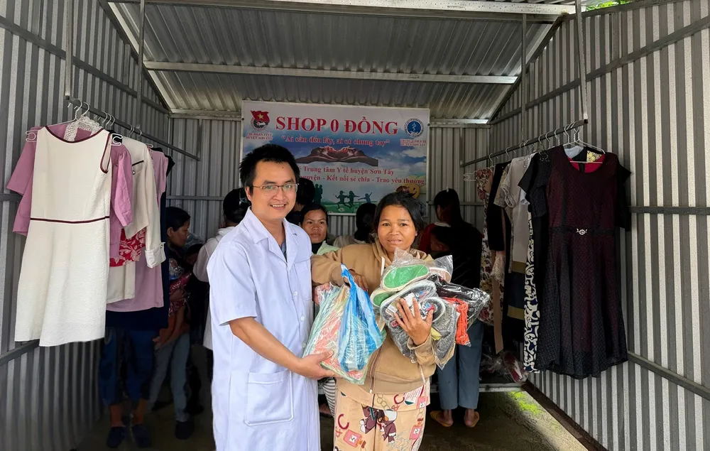 Gian hàng 0 đồng duy trì suốt 6 năm qua tại Trung tâm Y tế huyện Sơn Tây, tỉnh Quảng Ngãi gian hang 0 đồng y bác sĩ