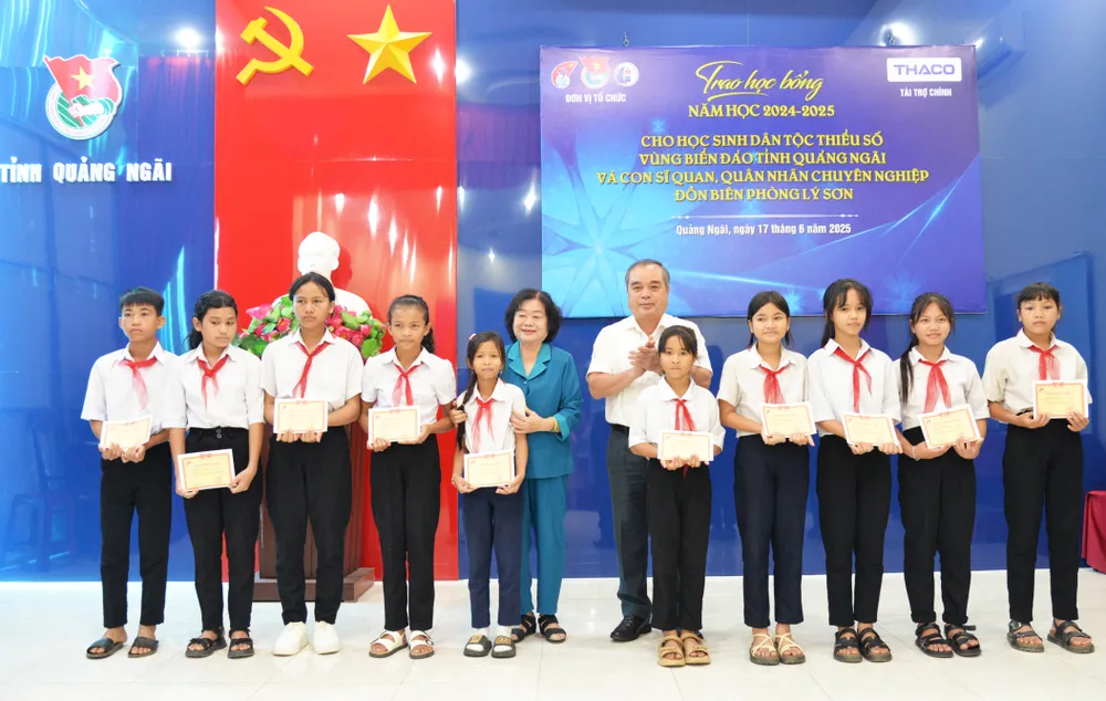 Nguyên Phó Chủ tịch nước Trương Mỹ Hoa trao tặng học bổng cho học sinh tỉnh Quảng Ngãi HB3.jpg