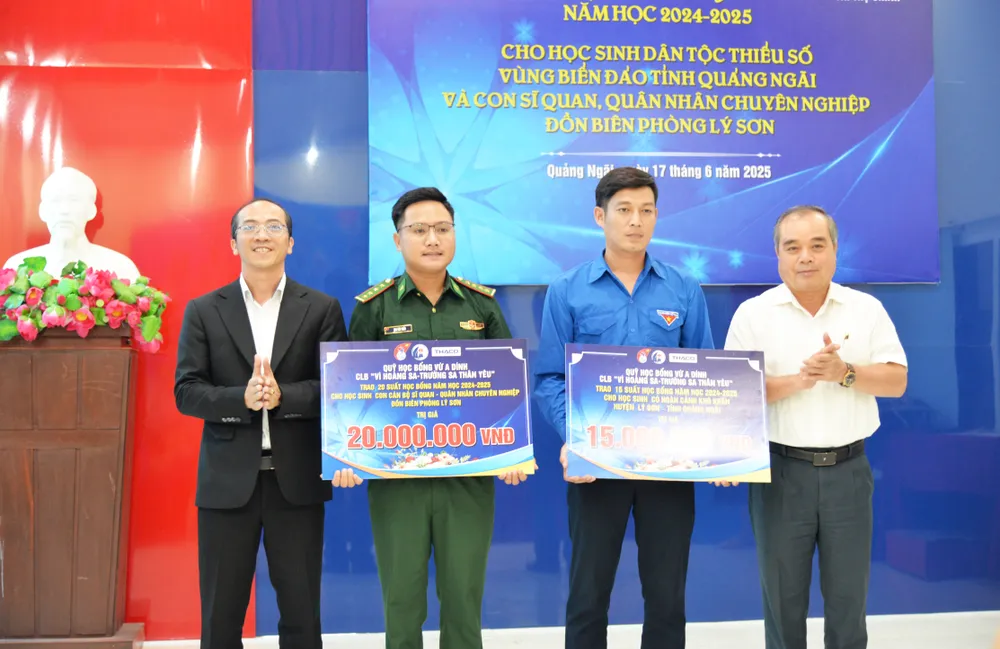 Trao 20 suất học bổng cho học sinh, con cán bộ sĩ quan, quân nhân chuyên nghiệp Đồn Biên phòng Lý Sơn và 15 suất học bổng cho học sinh có hoàn cảnh khó khăn tại huyện đảo Lý Sơn, tỉnh Quảng Ngãi HB4.jpg