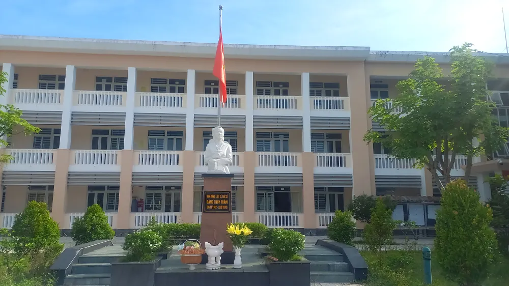 Ngày nay, tại Quảng Ngãi có trường Cao đẳng Y tế Đặng Thùy Trâm, mang tên Anh hùng liệt sĩ, bác sĩ Đặng Thùy Trâm. Ảnh: NGUYỄN TRANG 20250619_073722.jpg