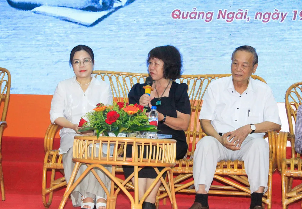 Bà Đặng Kim Trâm, em gái của liệt sĩ Đặng Thùy Trâm, chia sẻ về cuốn sách. Ảnh: NGUYỄN TRANG em gai (1 of 1).jpg