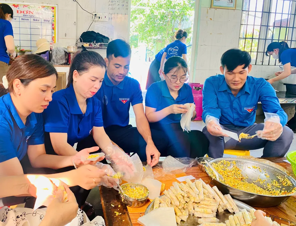 Đoàn viên thanh niên huyện Minh Long tổ chức nấu suất cơm trưa miễn phí cho các thí sinh. Ảnh: Huyện đoàn Minh Long MINH LONG (2).jpg