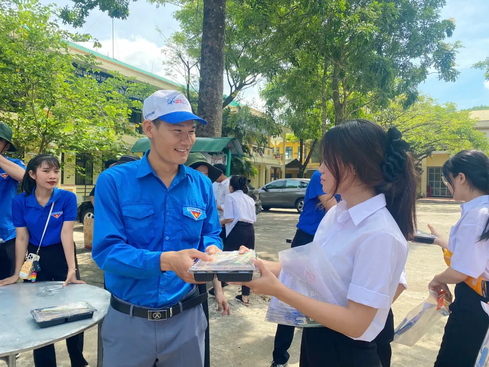 Gửi tận tay phần cơm nóng hổi cho các thí sinh sau những buổi thi. Ảnh: Huyện đoàn Minh Long MINH LONG (3).jpg
