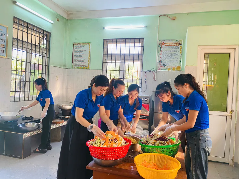 Những suất ăn đầy đủ chất dinh dưỡng cho học sinh vùng núi Minh Long. Ảnh: Huyện đoàn MINH LONG (4).jpg