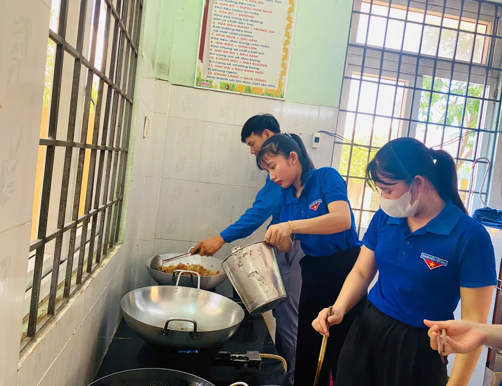 Buổi nấu ăn của các đoàn viên, thanh niên địa phương. Ảnh: Huyện đoàn Minh Long MINH LONG (5).jpg