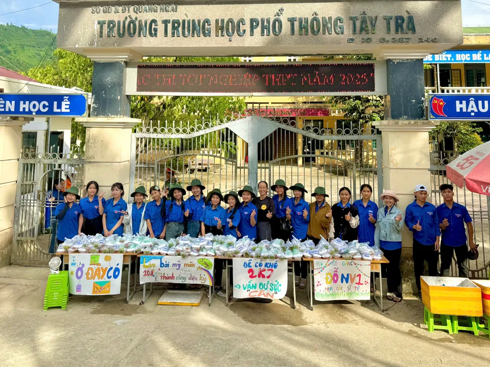 Hoạt động này góp phần tiếp sức thí sinh tham gia Kỳ thi tốt nghiệp THPT năm 2025. Ảnh: NGUYỄN TRANG TÂY TRÀ (1).jpg