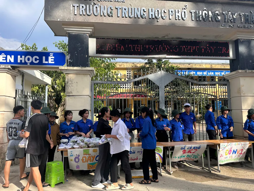 Các thí sinh nhận cơm. Ảnh: NGUYỄN TRANG TÂY TRÀ (2).jpg