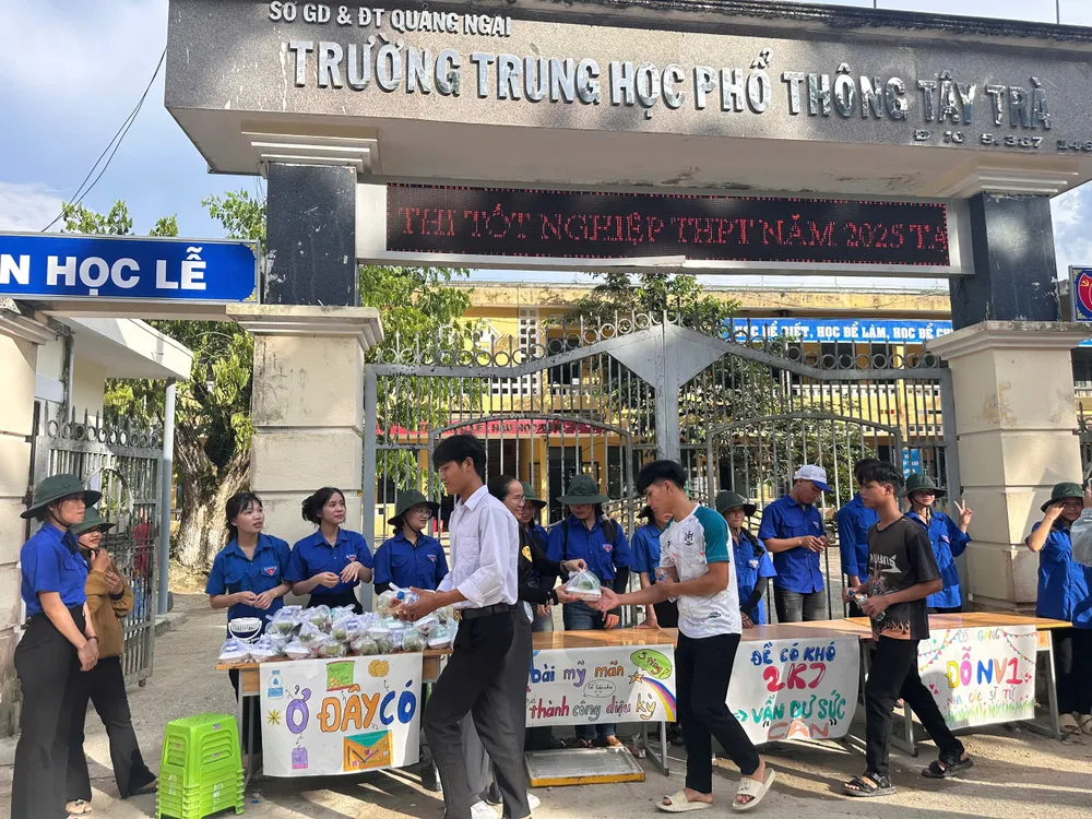 Các thí sinh nhận suất cơm chiều miễn phí sau giờ thi môn Toán. Ảnh: NGUYỄN TRANG TÂY TRÀ (4).jpg