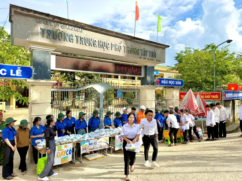 Điểm thi Trường THPT Tây Trà, nhóm thiện nguyện chuẩn bị đầy đủ những suất cơm chiều ngày 26-6. Ảnh: NGUYỄN TRANG TÂY TRÀ (5).jpg