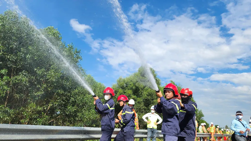 Diễn tập phương án chữa cháy, cứu nạn cứu hộ trên đường cao tốc Đà Nẵng - Quảng Ngãi ảnh 6 thực tập phương án (5).jpg