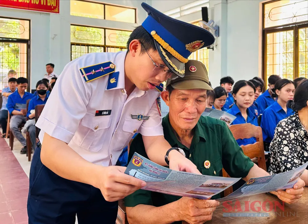 Cảnh sát biển tuyên truyền cho người dân về Luật Cảnh sát biển Việt Nam. Ảnh: NGUYỄN TRANG tuyên truyền
