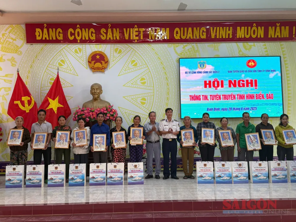 Tặng quà cho các gia đình có hoàn cảnh khó khăn. Ảnh: NGUYỄN TRANG tặng quà
