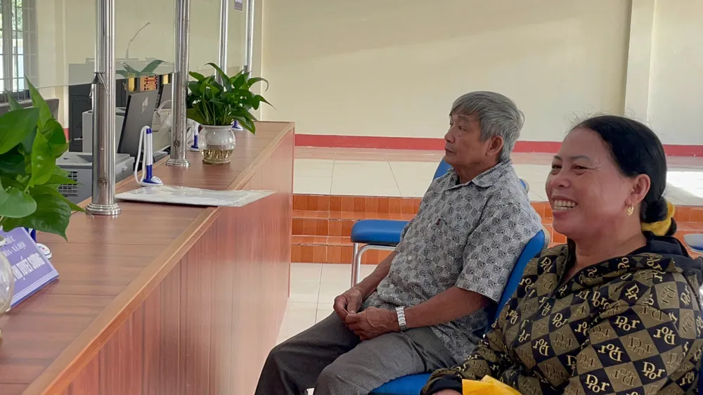 Người dân phấn khởi khi mọi thủ tục hiện nay được giải quyết cấp xã. Ảnh: NGUYỄN TRANG 0ecfd6d7484eff10a65f.jpg