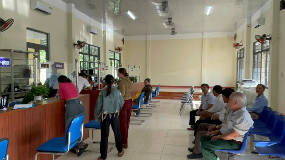 Người dân tới trung tâm hành chính công xã Vạn Tường để giải quyết thủ tục. Ảnh: NGUYỄN TRANG c08d3496aa0f1d51441e.jpg