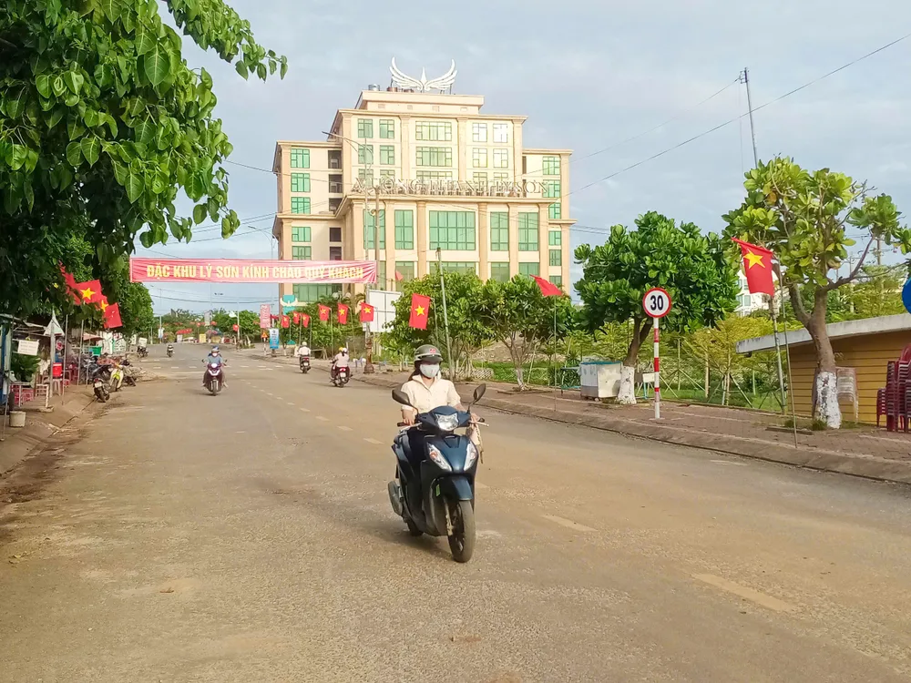 Khắp các tuyến đường đều được dọn dẹp sạch sẽ, đón vận hội mới trên đảo Lý Sơn. Ảnh: NGUYỄN TRANG dac khu ly son 3 (1 of 1).jpg