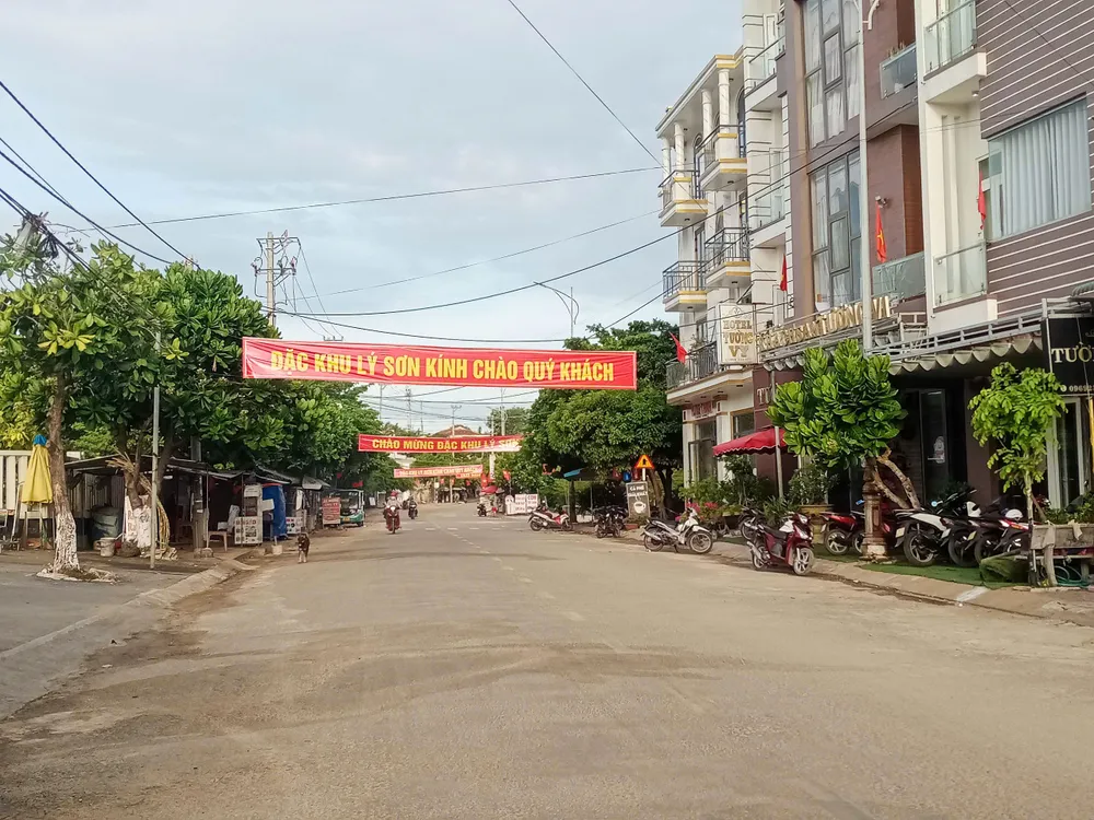 Khắp các tuyến đường đảo Lý Sơn đã treo pano "Đặc khu Lý Sơn kính chào quý khách", "Chào mừng đặc khu Lý Sơn". Ảnh: NGUYỄN TRANG dac khu ly son 5 (1 of 1).jpg