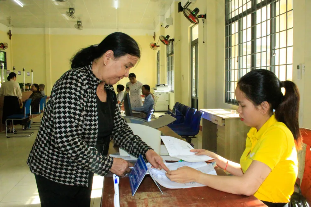 Người dân tới bàn hướng dẫn để được hỗ trợ. Ảnh: NGUYỄN TRANG van tuong 3 (1 of 1).jpg