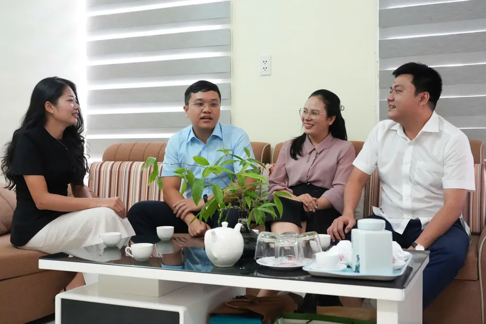 Các cán bộ Tỉnh đoàn Quảng Ngãi (cũ) chia sẻ kinh nghiệm công tác tại địa bàn mới với chị Y Việt Sa (ngoài cùng bên trái). Ảnh: Y Việt Sa cung cấp tỉnh đoàn kon tum quảng ngĩa
