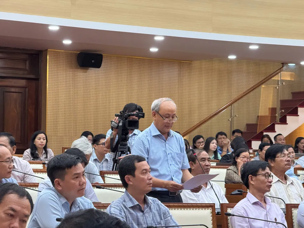 Cử tri tham gia ý kiến tại buổi tiếp xúc cử tri