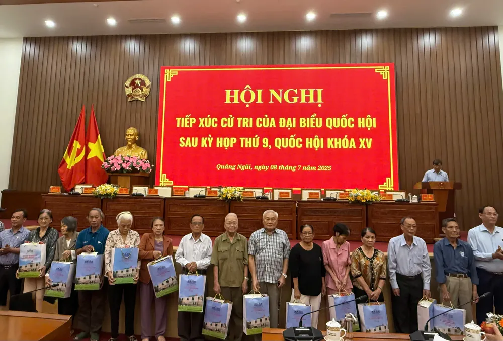 Tặng quà cho các gia đình chính sách tại Quảng Ngãi cử tri (2).jpg