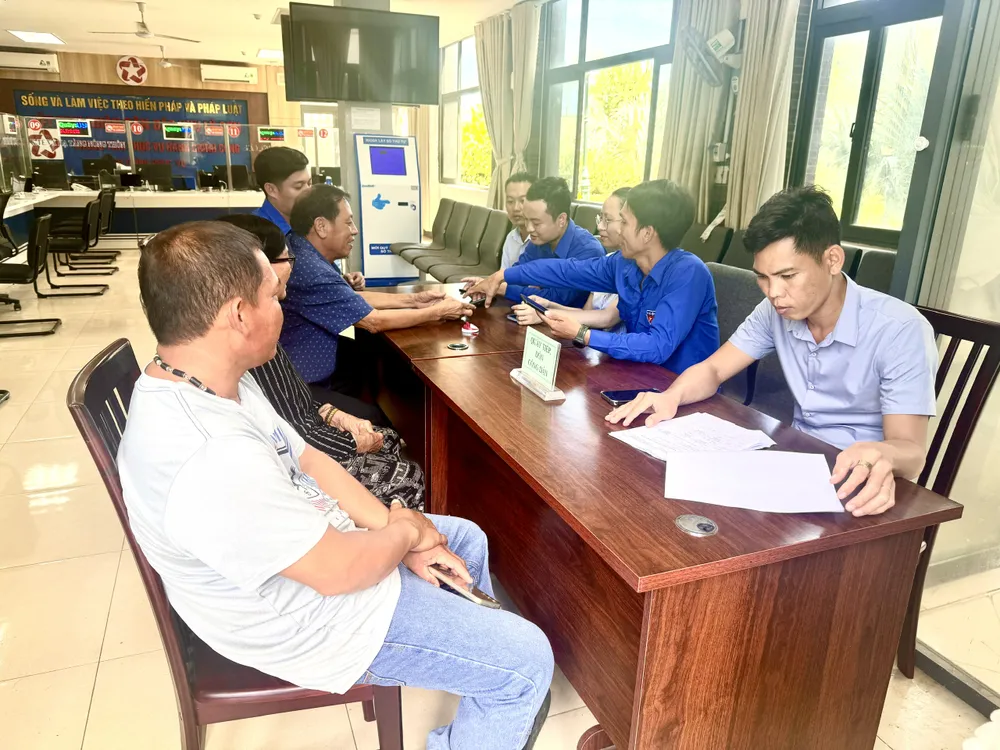 Đoàn viên thanh niên hỗ trợ người dân tại đặc khu Lý Sơn. Ảnh: MAI BÌNH đặc khu