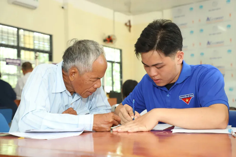 Hoạt động hỗ trợ người dân tại các trung tâm phục vụ hành chính công kéo dài đến ngày 11-7. Ảnh: NGUYỄN TRANG đội hình (3).jpg