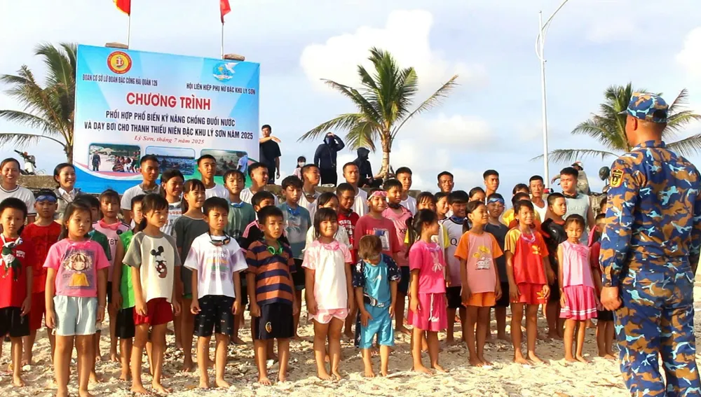 Trẻ em ở đặc khu Lý Sơn được Đoàn cơ sở Lữ đoàn Đặc công Hải quân 126 trực tiếp dạy bơi an toàn bơi lý sơn (3).jpg