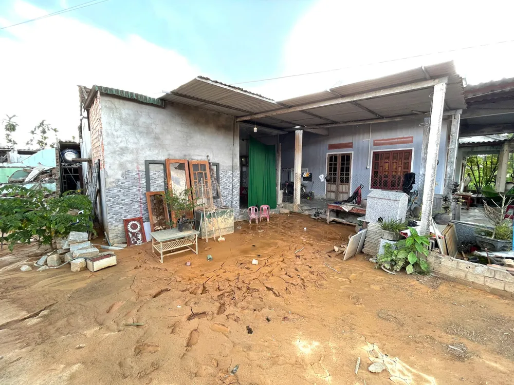 Đất trên cao tốc tràn xuống nền nhà, ảnh hưởng cuộc sống người dân ảnh hưởng cuộc sống