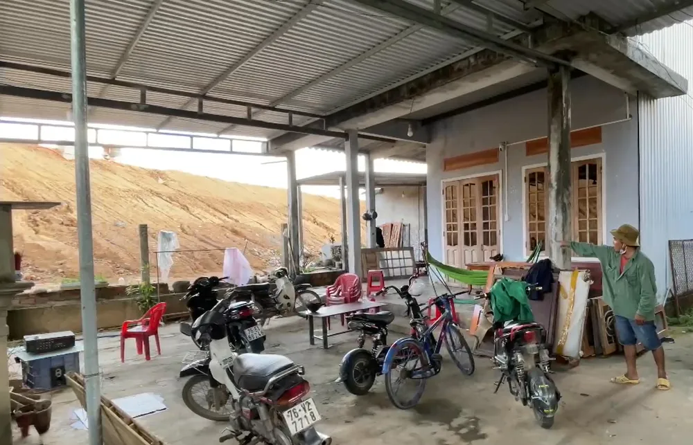 Người dân sống bên cạnh khu vực hành lang bảo vệ an toàn đường cao tốc Quảng Ngãi - Hoài Nhơn anh 1 cao toc.jpg