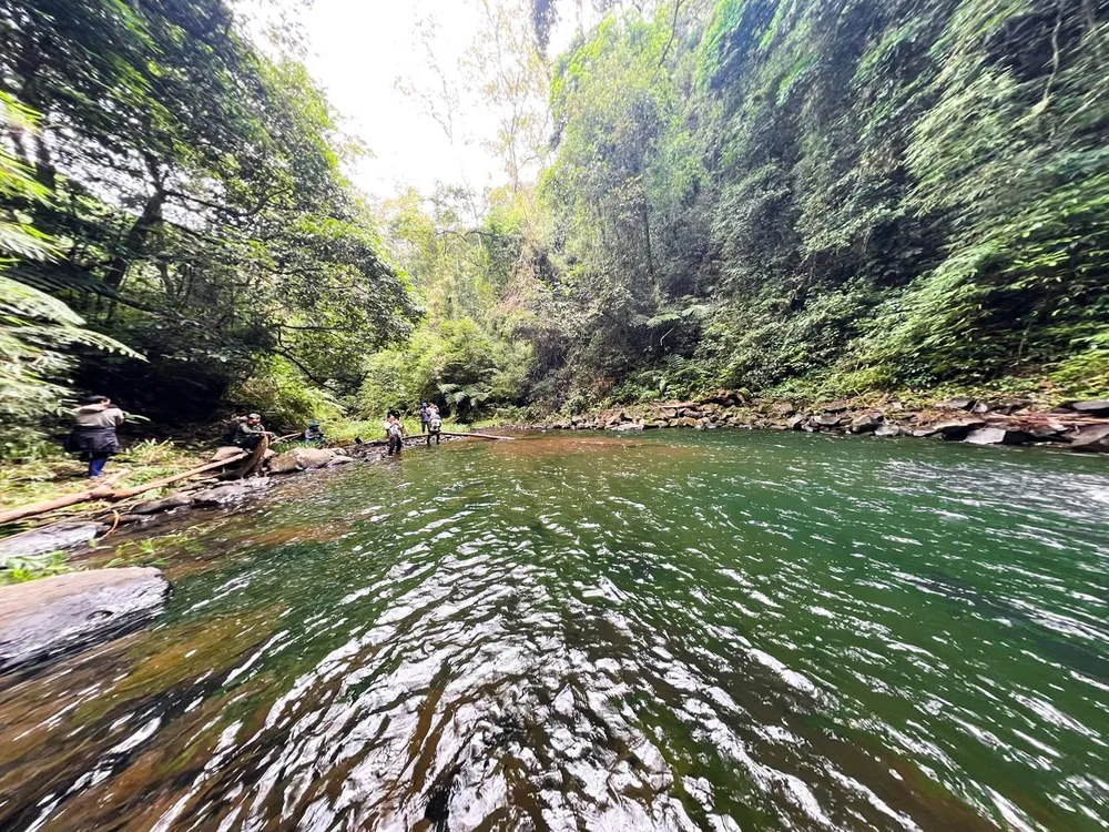 Dòng nước từ thác đổ về xanh mát 11 (1 of 1).jpg