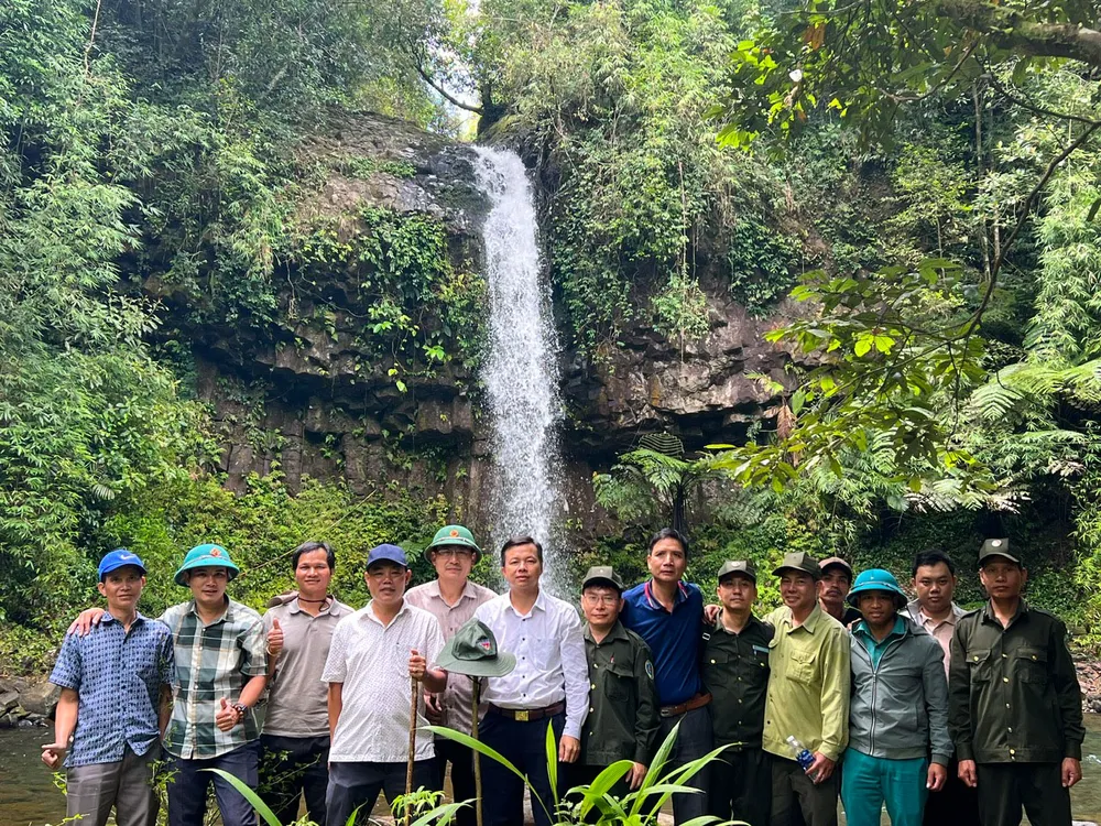 Đoàn công tác chụp ảnh lưu niệm hoàn thành chuyến đi khám phá hai thác nước vừa được người dân phát hiện 12 (1 of 1).jpg