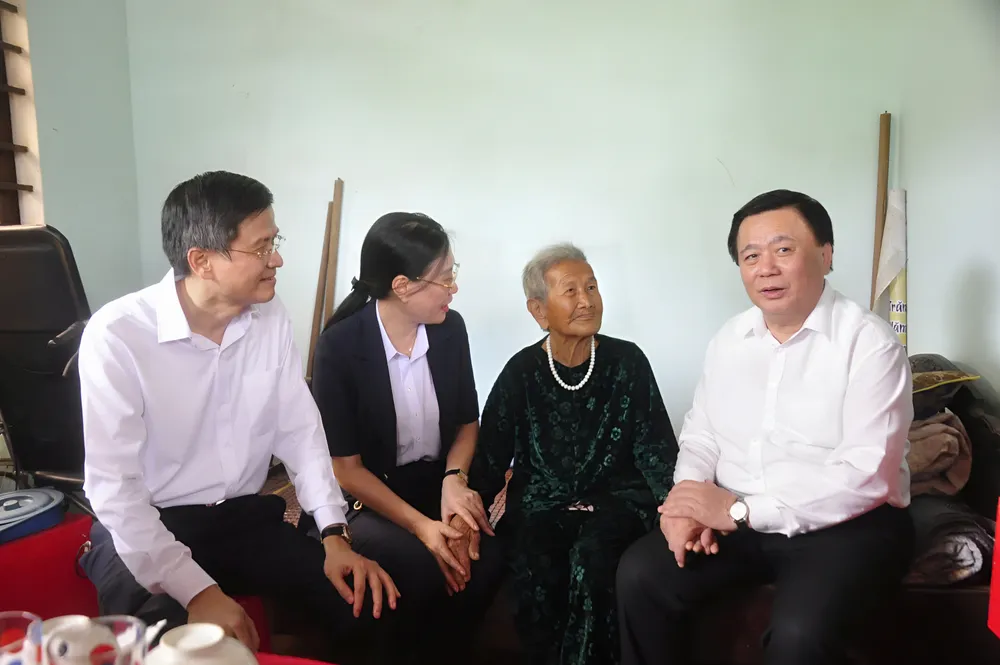 Giám đốc Học viện Chính trị Quốc gia Hồ Chí Minh Nguyễn Xuân Thắng thăm Mẹ Việt Nam Anh hùng Nguyễn Thị Nuôi Mẹ VNAH Nguyễn Thị Nuôi,