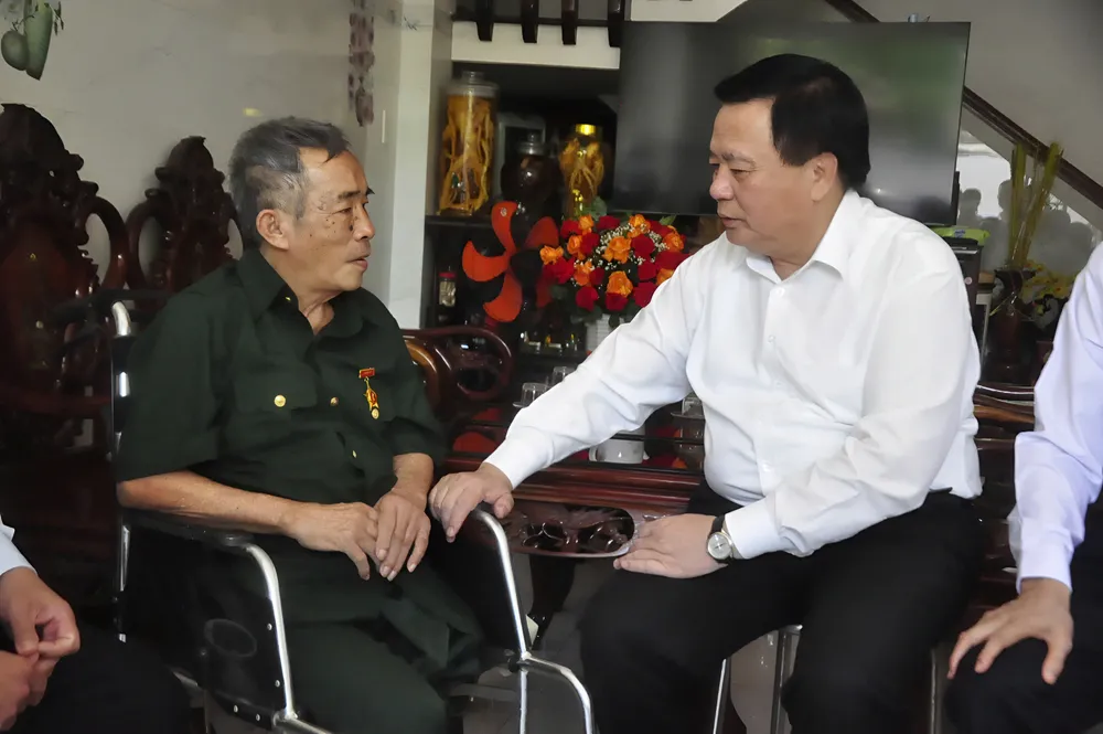 Đồng chí Nguyễn Xuân Thắng thăm thương binh Lưu Văn Tự thương binh Lưu Văn Tự