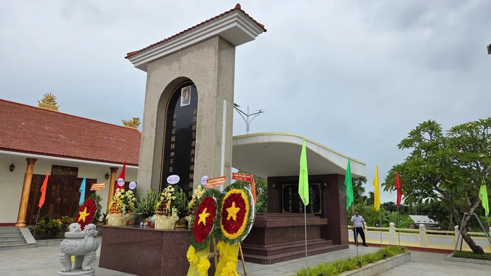 Mộ của chí sĩ yêu nước Lê Trung Đình Tưởng niệm 140 năm ngày chí sĩ Lê Trung Đình hy sinh vì nước