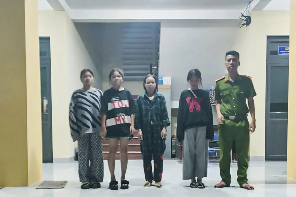 Lực lượng chức năng đưa 3 em về với gia đình giải cứu