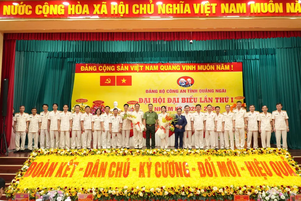 Thứ trưởng Bộ Công an Phạm Thế Tùng và Phó Bí thư Thường trực Tỉnh ủy Quảng Ngãi U Huấn tặng hoa chúc mừng Ban Chấp hành Đảng bộ Công an tỉnh Quảng Ngãi, nhiệm kỳ 2025-2030 công an tỉnh