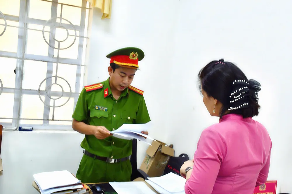 Công an đọc quyết định khởi tố bị can đối với bà Nguyễn Thị Quyên công an tỉnh quảng ngĩa