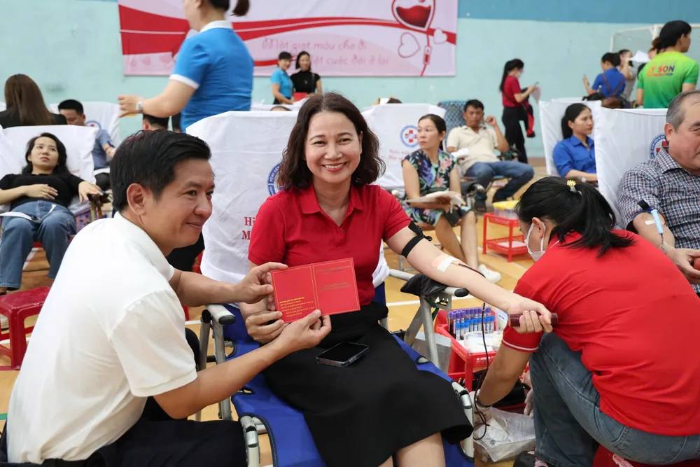 Rất nhiều người đã tham gia hiến máu nhiều lần và được ghi nhận sổ hiến máu tình nguyện đỏ hiến máu (5).jpg