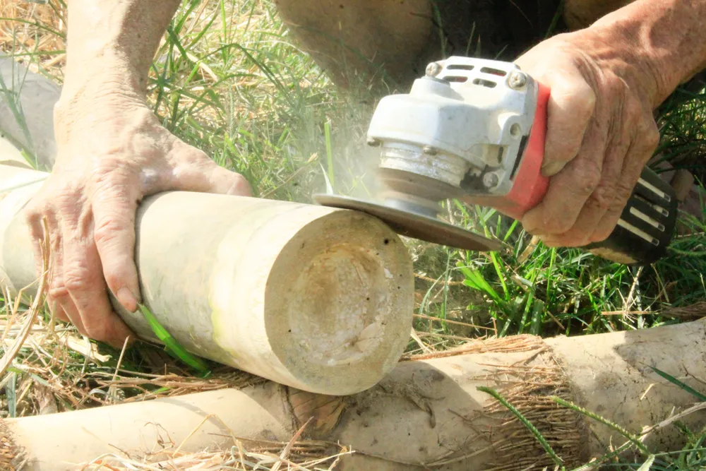 Những khúc tre được loại bỏ lớp vỏ xơ và mấu tre thô ráp. Ảnh: NGUYỄN TRANG xóm giường (12).jpg