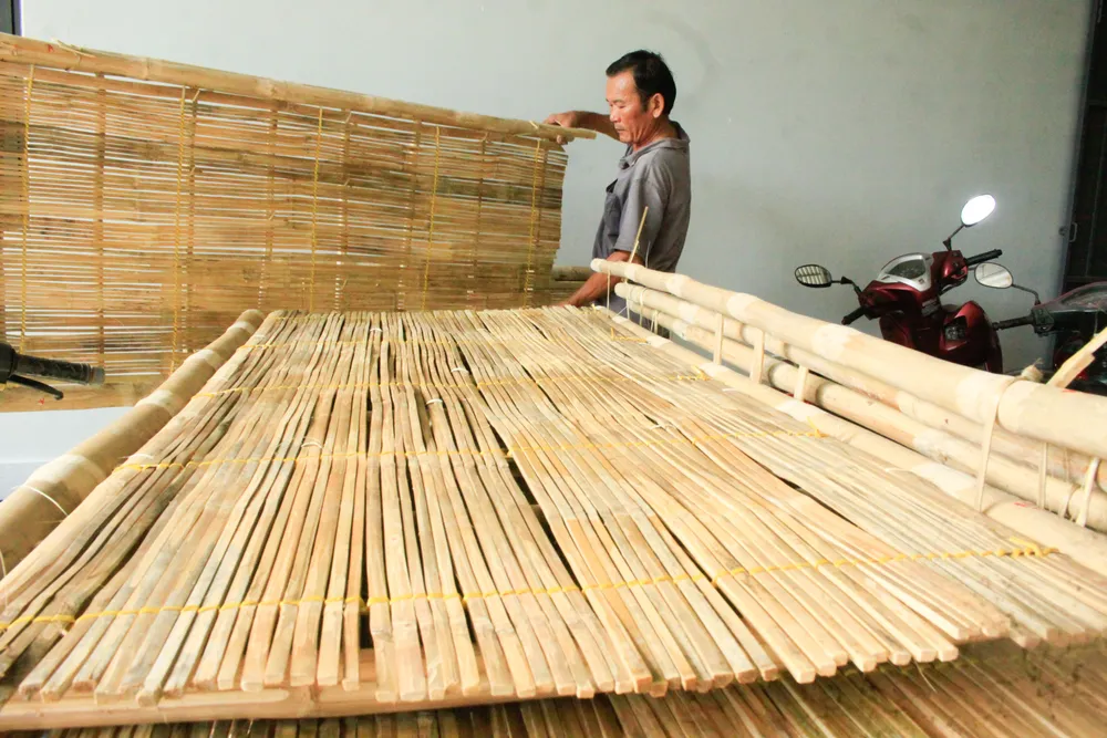 Đối với ông Trần Phương (60 tuổi, thôn Điện An 1), đây là cách giữ gìn nghề truyền thống. Ảnh: NGUYỄN TRANG xóm giường (13).jpg